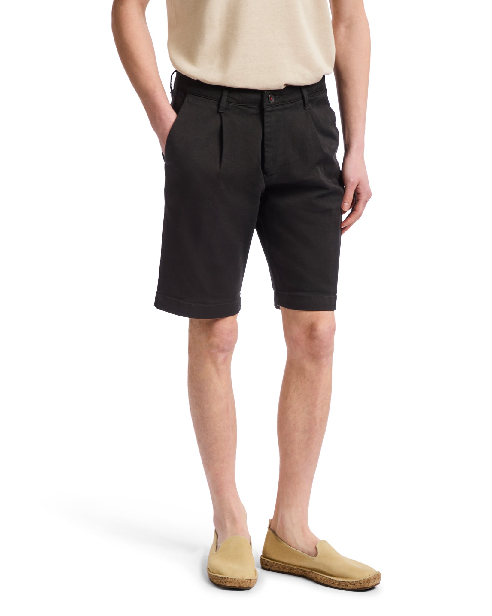 Easton - black high-waisted bermuda shorts with pleats