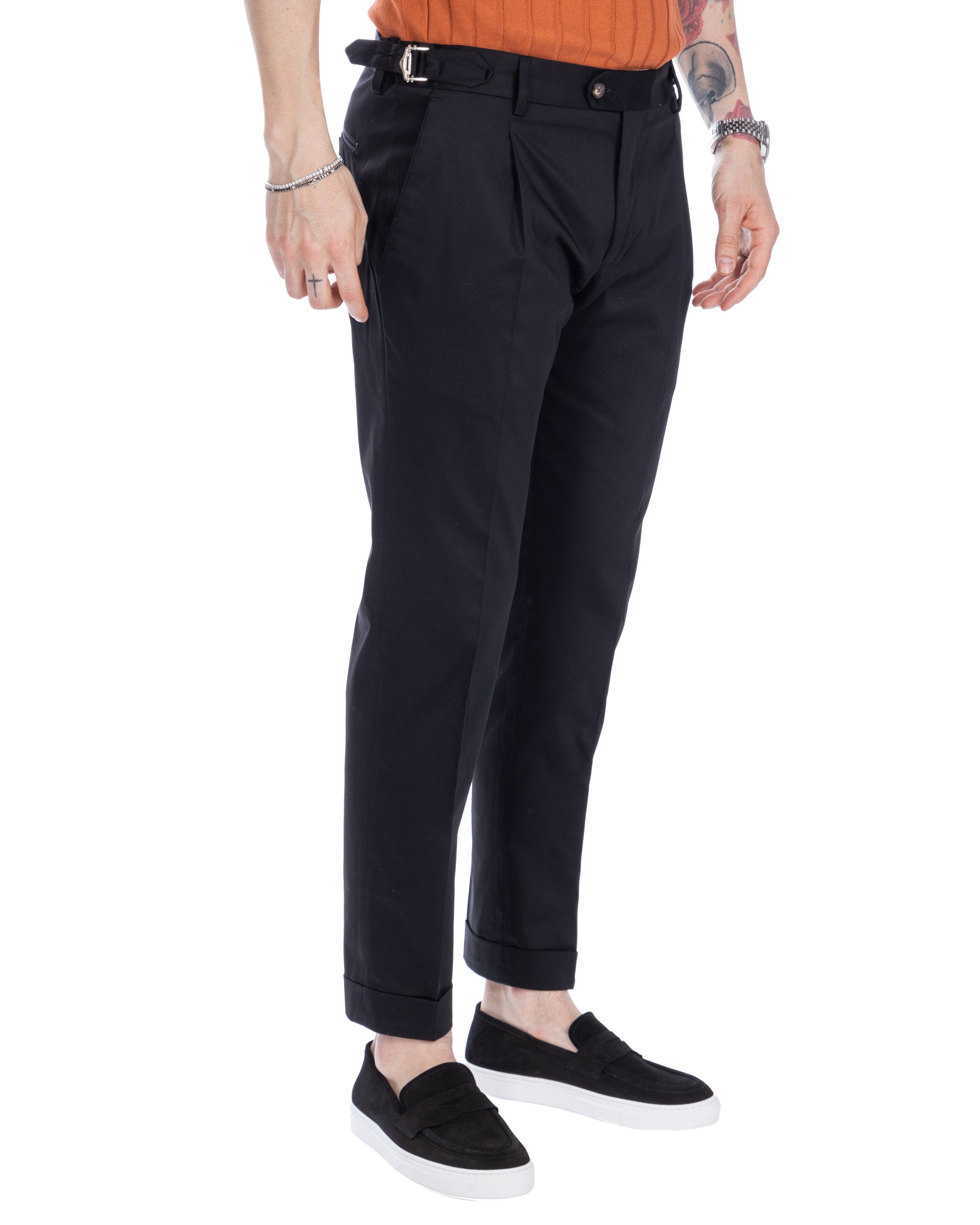 James - pantalone nero con fibbie