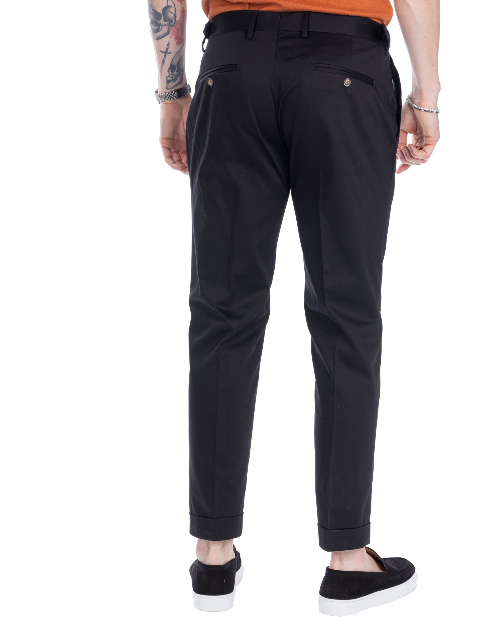 James - pantalone nero con fibbie