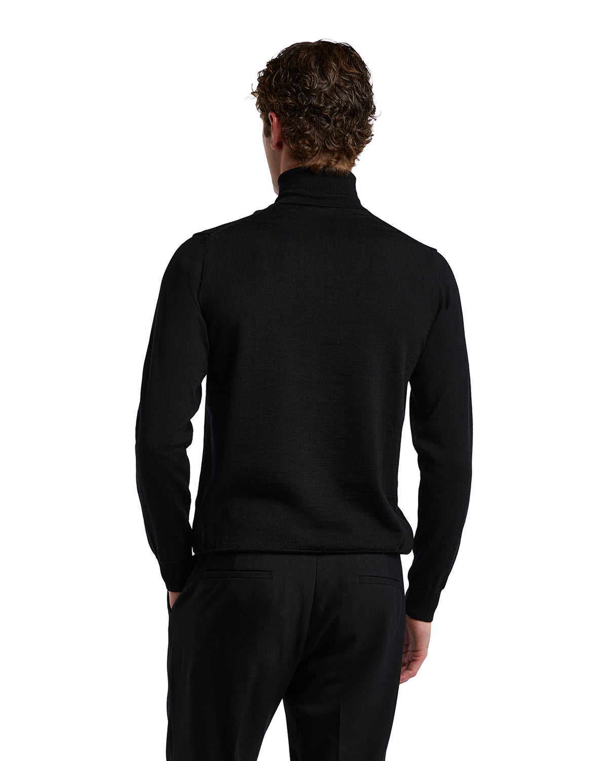 Black turtleneck sweater for men, made of soft knit fabric, featuring a fitted silhouette and long sleeves.